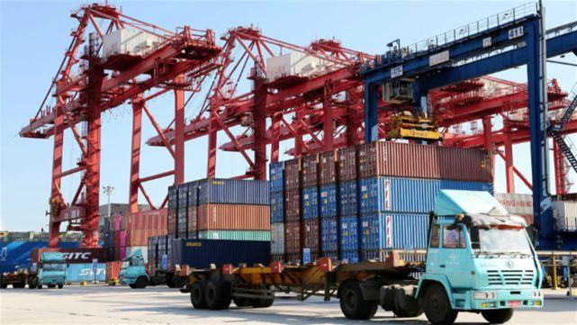 国产“火车航母”横跨太平洋 136节车厢背后的技术突围与贸易新通道